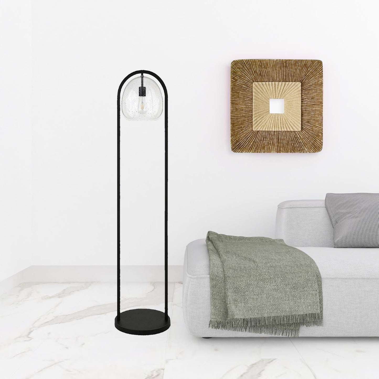 Lámpara de pie de columna negra de 65" con pantalla esférica de vidrio transparente con semillas